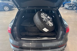 harmaa Audi e-tron 2022 kuva 27.