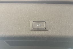 harmaa Audi e-tron 2022 kuva 28.