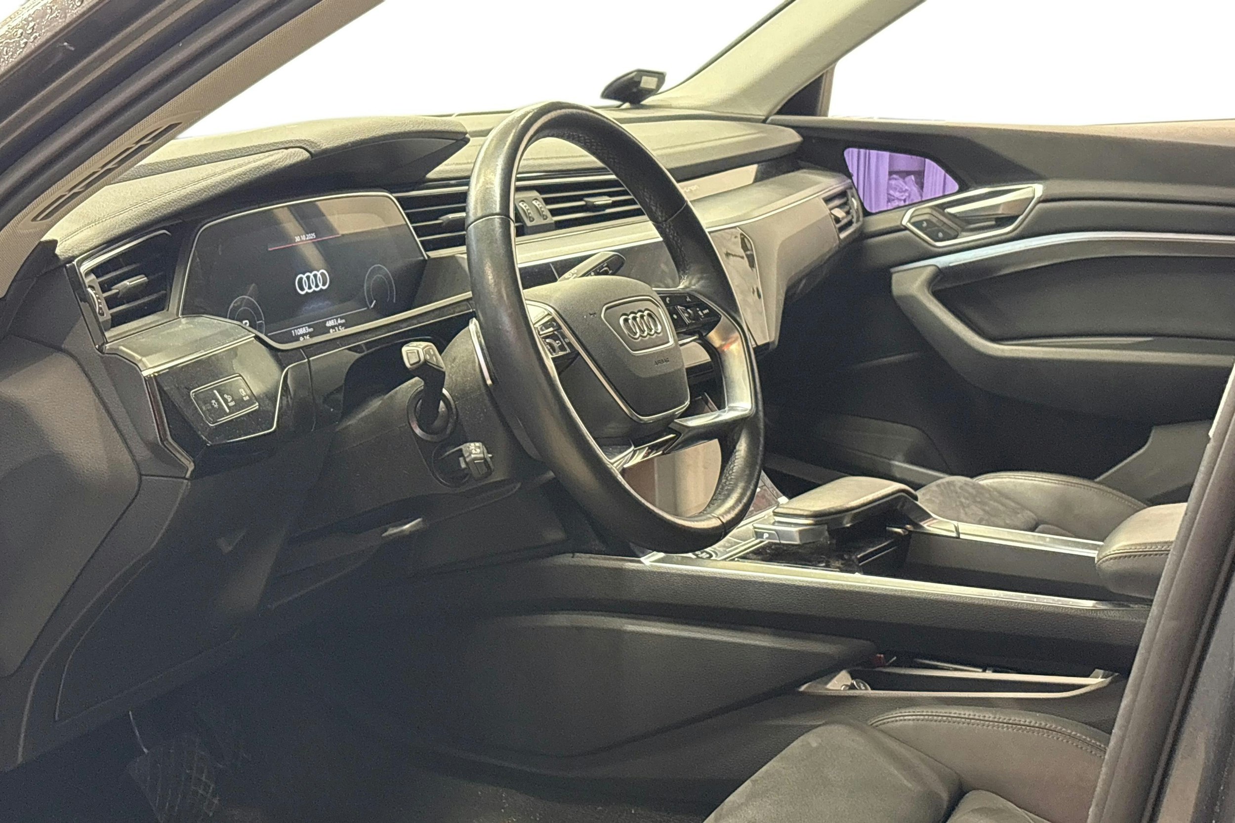 harmaa Audi e-tron 2022 kuva 3.