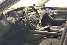 harmaa Audi e-tron 2022 kuva 3.