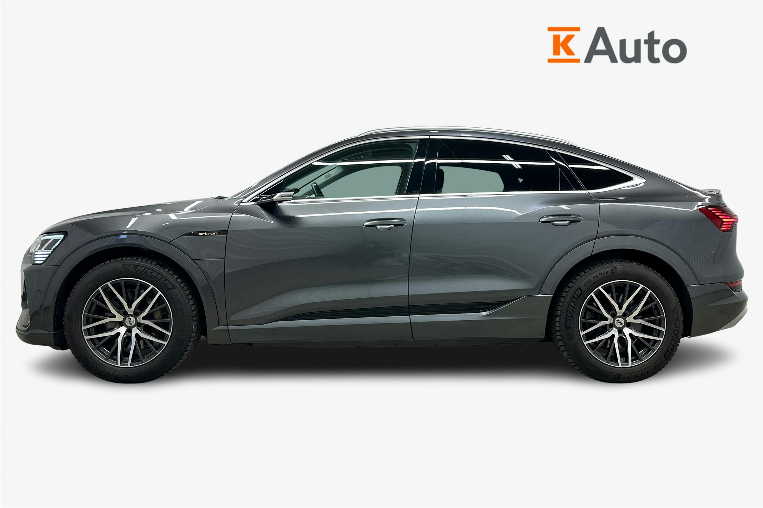 harmaa Audi e-tron 2022 kuva 6.