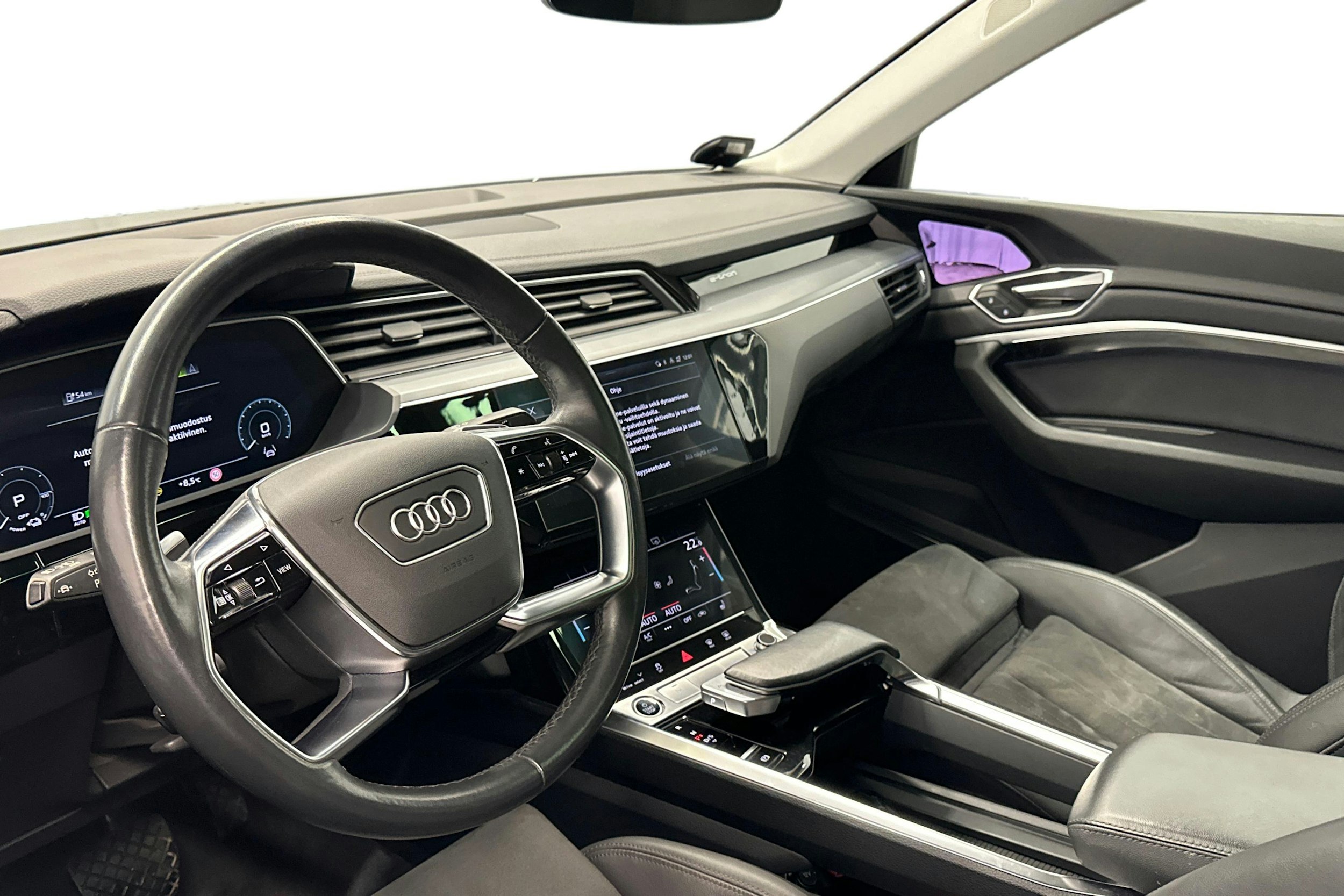 harmaa Audi e-tron 2022 kuva 7.