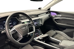 harmaa Audi e-tron 2022 kuva 7.