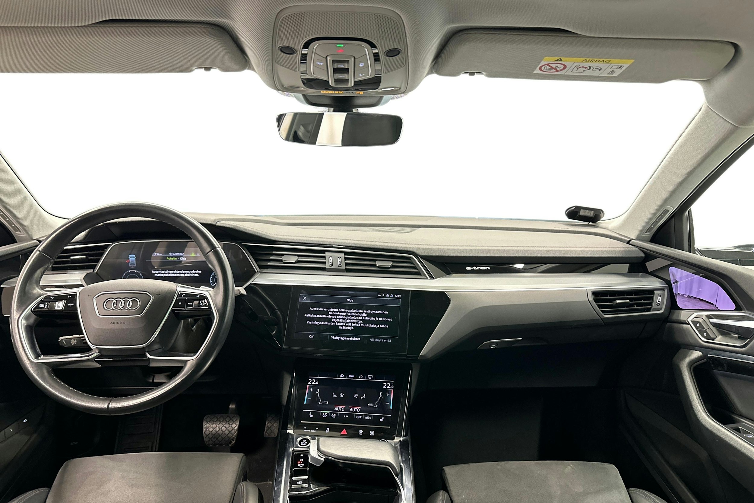 harmaa Audi e-tron 2022 kuva 9.