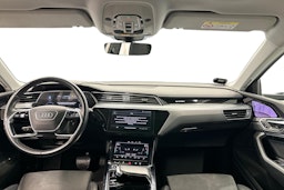 harmaa Audi e-tron 2022 kuva 9.
