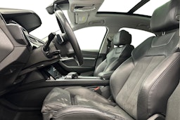 harmaa Audi e-tron 2022 kuva 10.