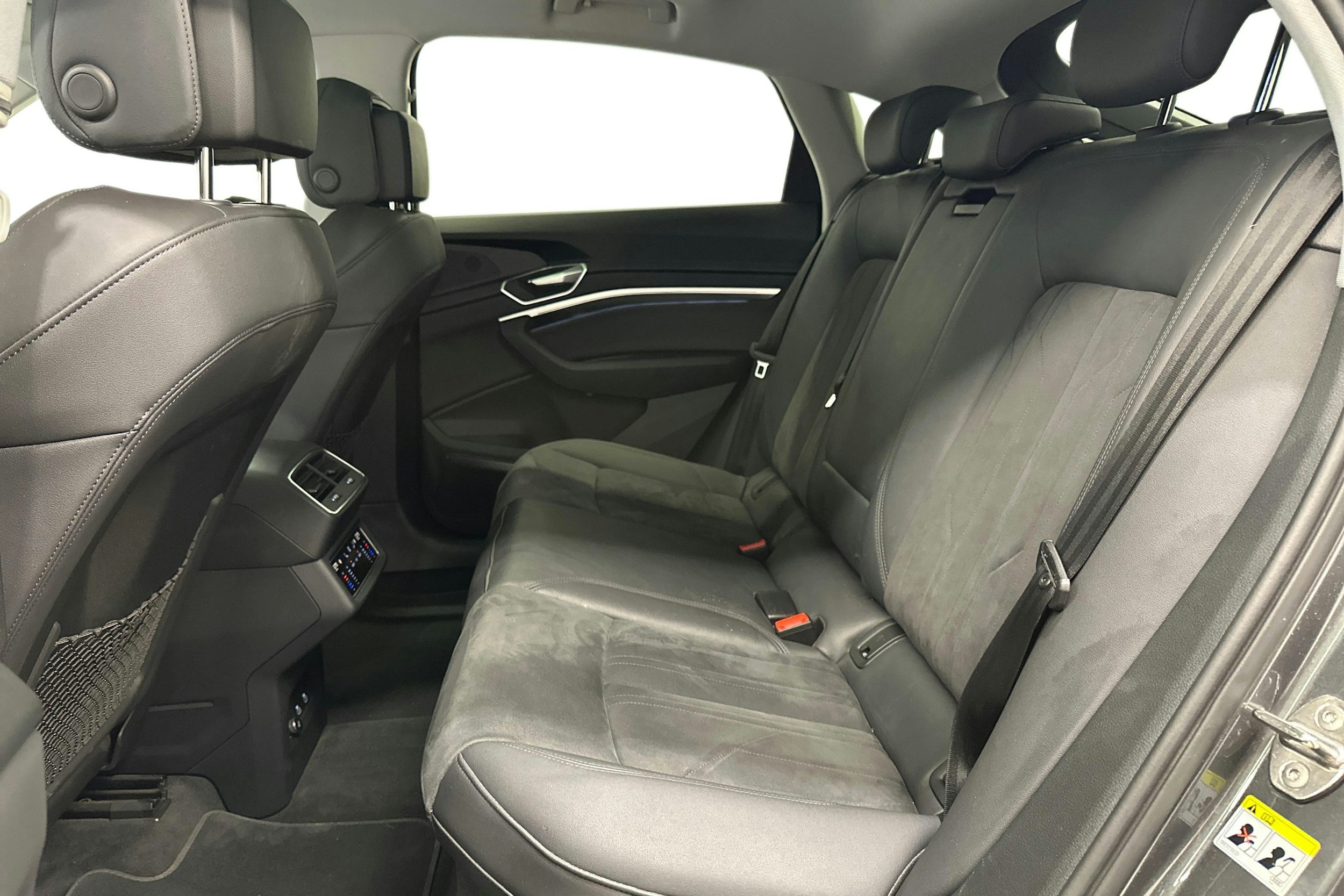 harmaa Audi e-tron 2022 kuva 11.