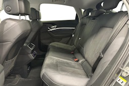 harmaa Audi e-tron 2022 kuva 11.