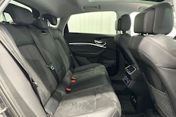 harmaa Audi e-tron 2022 kuva 13.