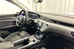 harmaa Audi e-tron 2022 kuva 14.