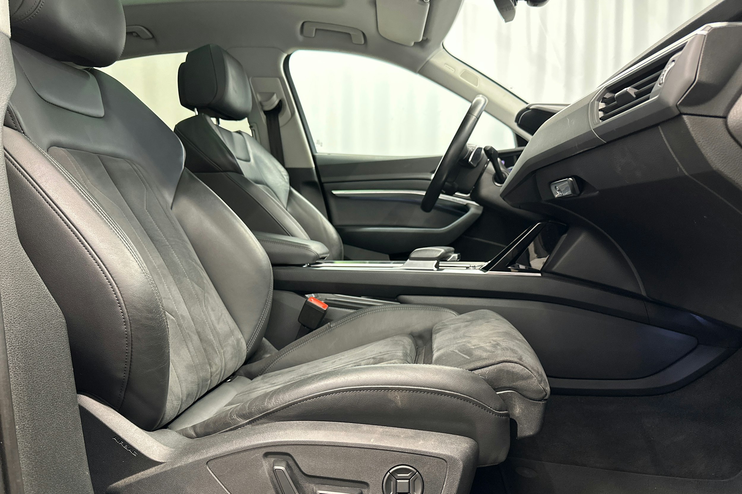 harmaa Audi e-tron 2022 kuva 15.