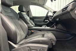 harmaa Audi e-tron 2022 kuva 15.