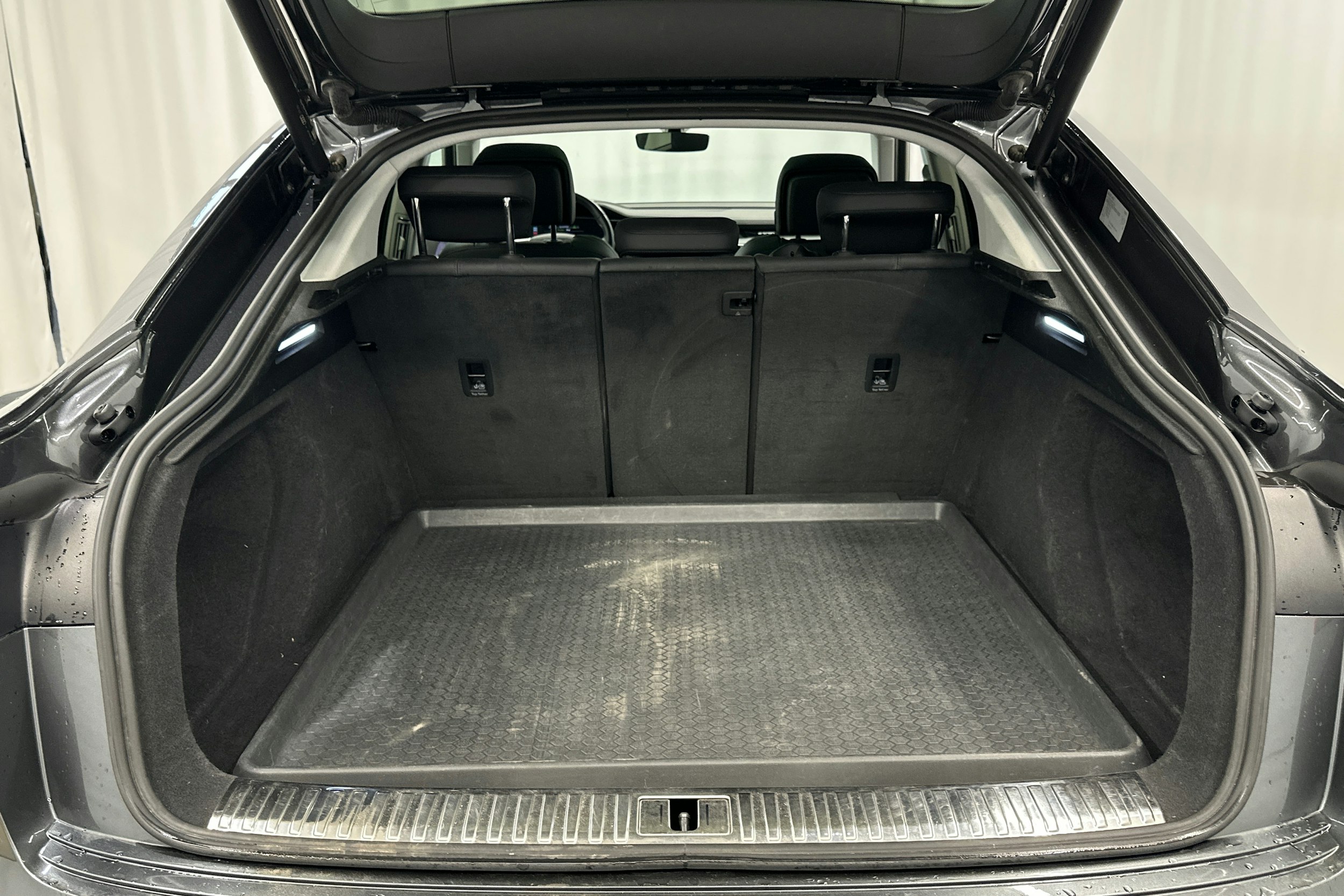 harmaa Audi e-tron 2022 kuva 16.