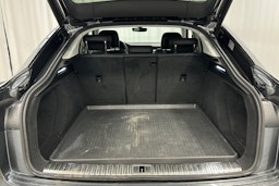 harmaa Audi e-tron 2022 kuva 16.