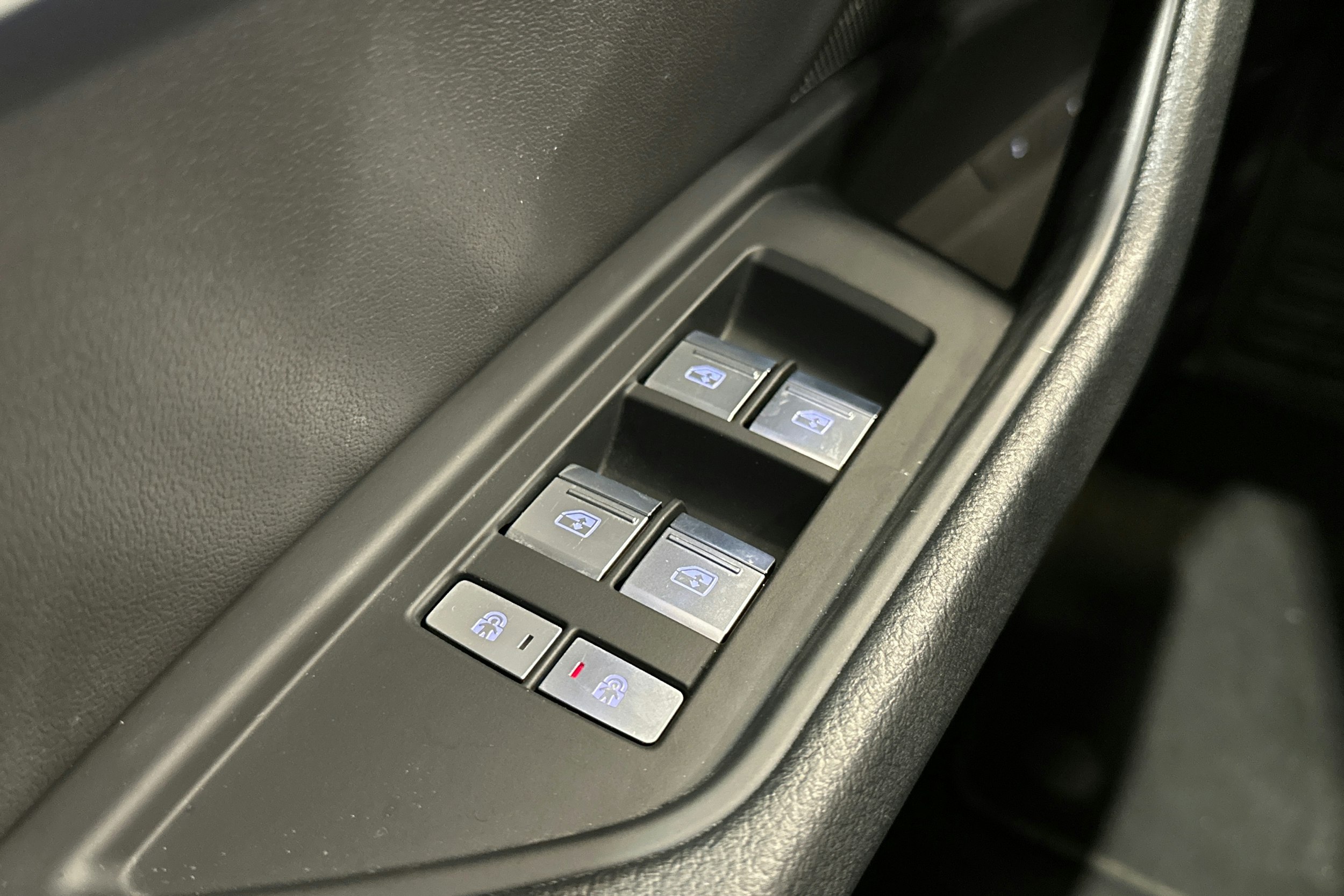 harmaa Audi e-tron 2022 kuva 17.