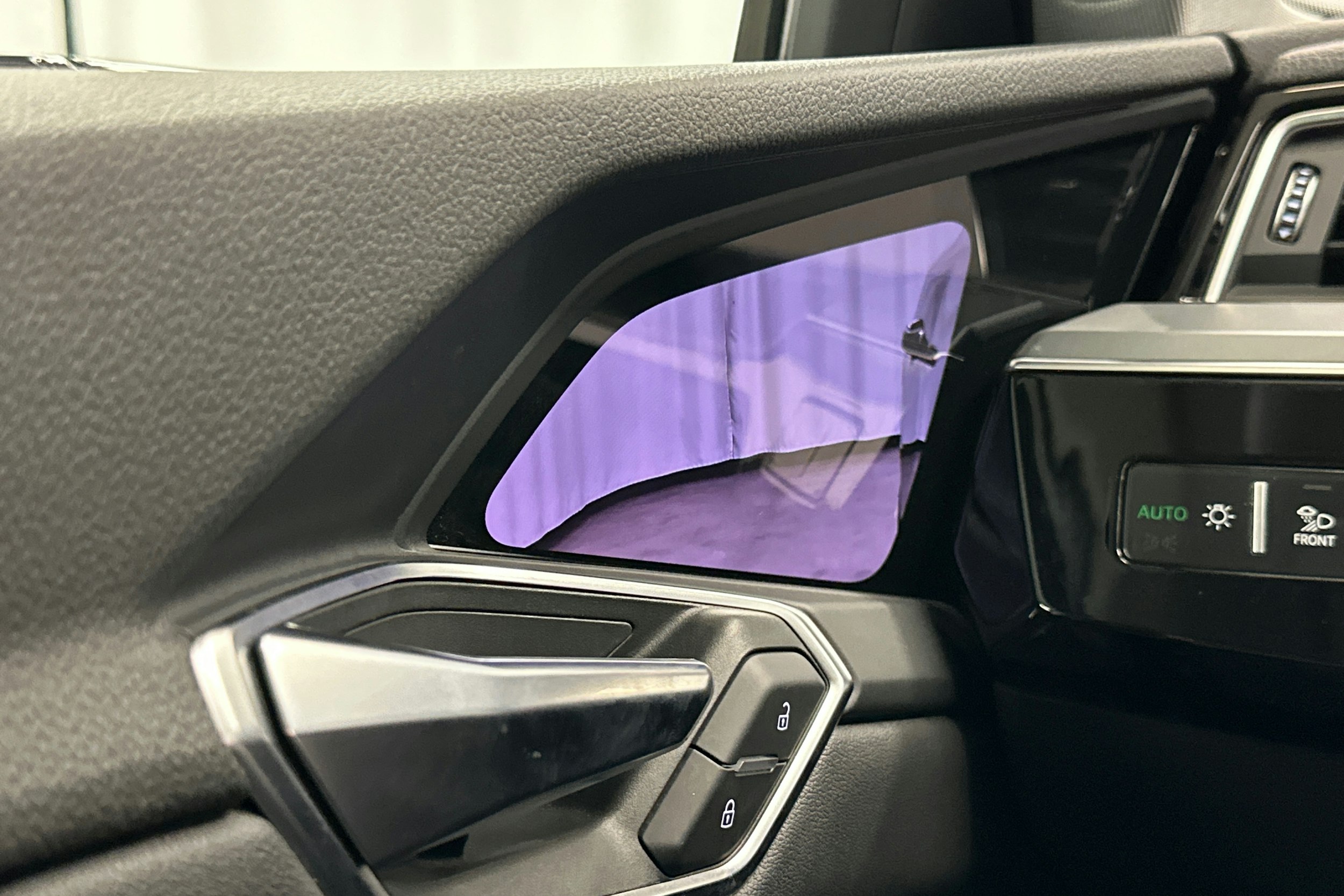 harmaa Audi e-tron 2022 kuva 19.