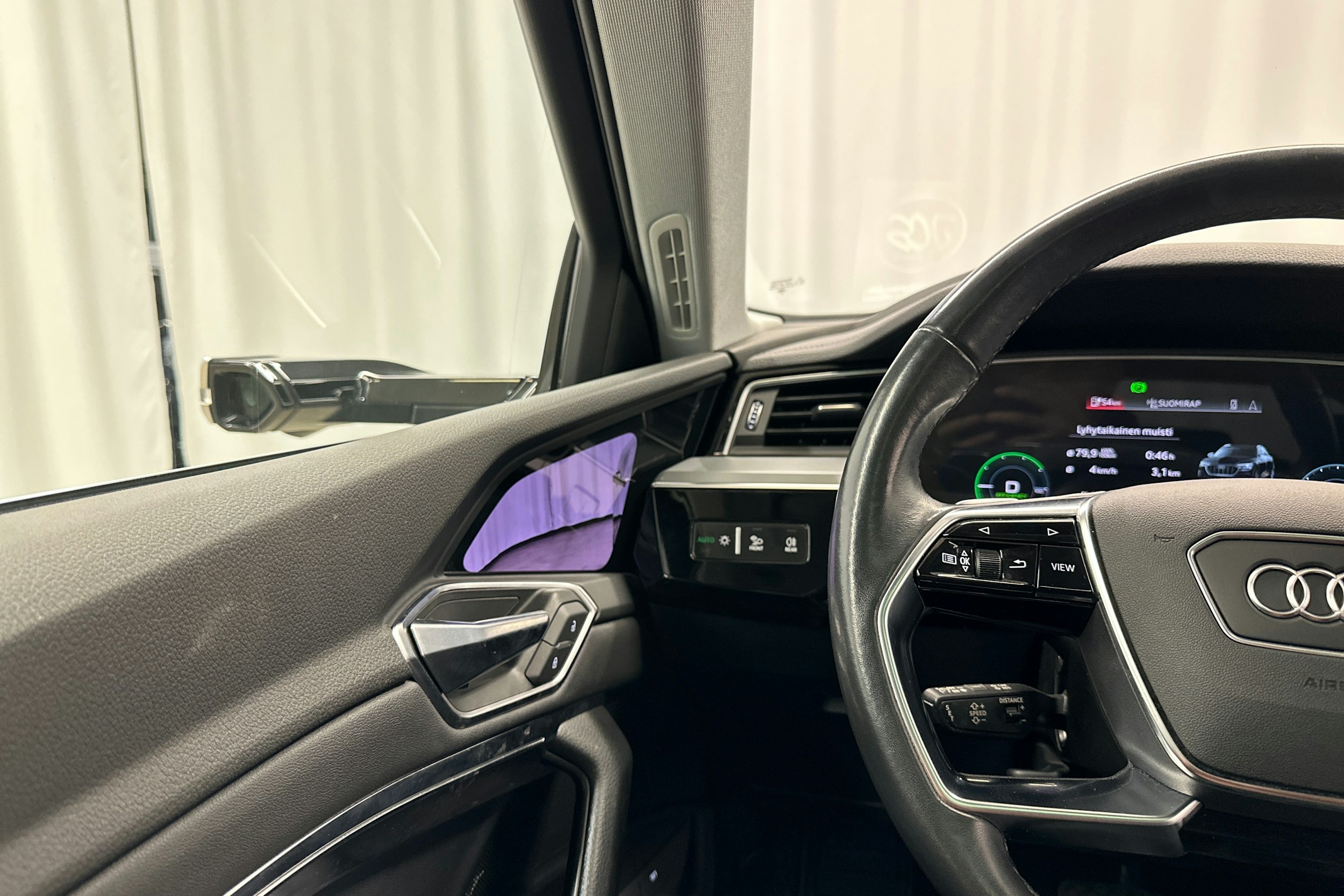 harmaa Audi e-tron 2022 kuva 20.