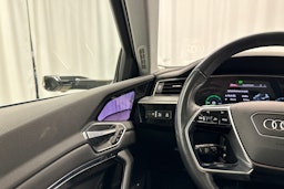 harmaa Audi e-tron 2022 kuva 20.