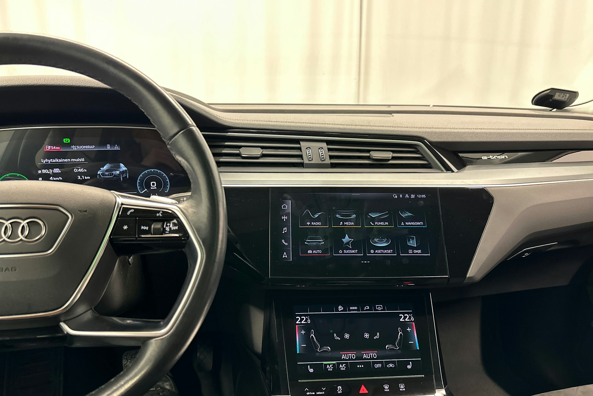 harmaa Audi e-tron 2022 kuva 21.