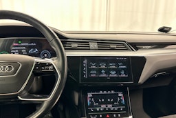 harmaa Audi e-tron 2022 kuva 21.