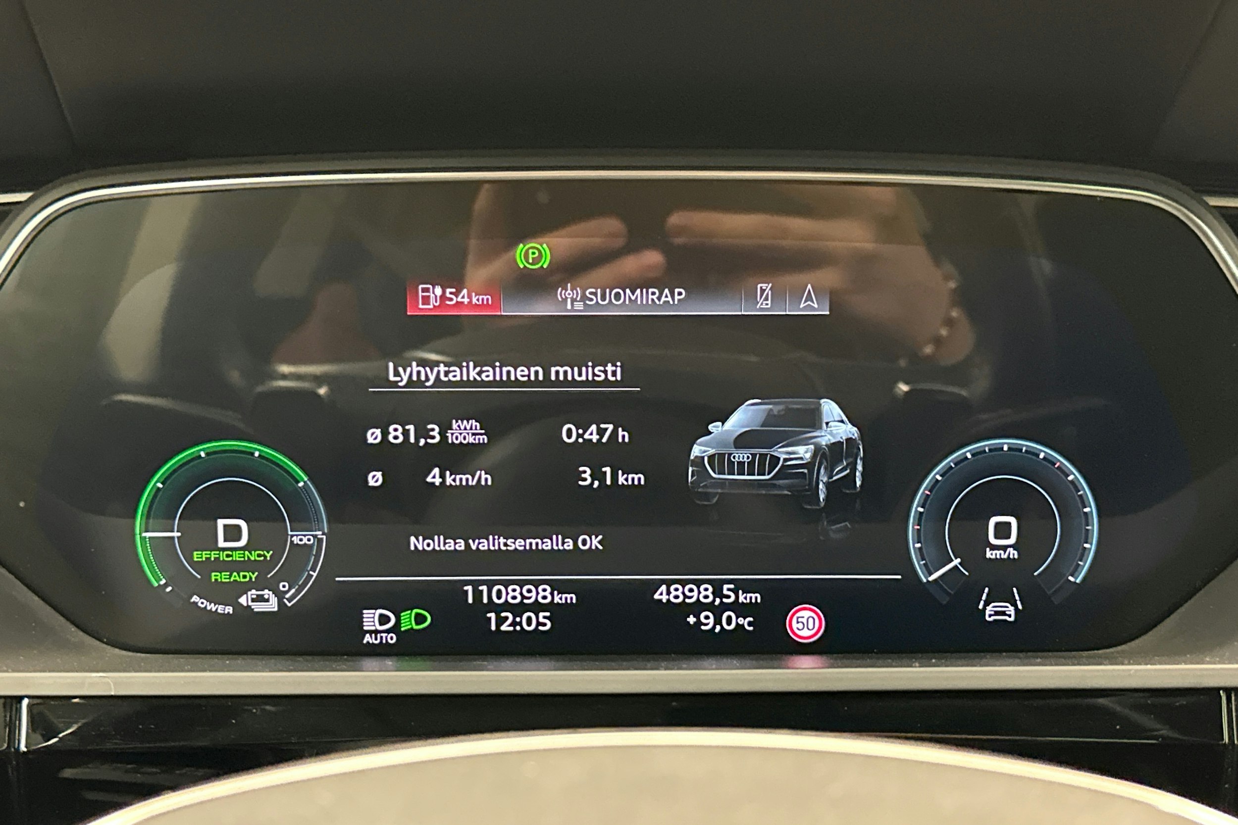 harmaa Audi e-tron 2022 kuva 23.