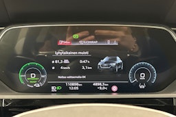 harmaa Audi e-tron 2022 kuva 23.