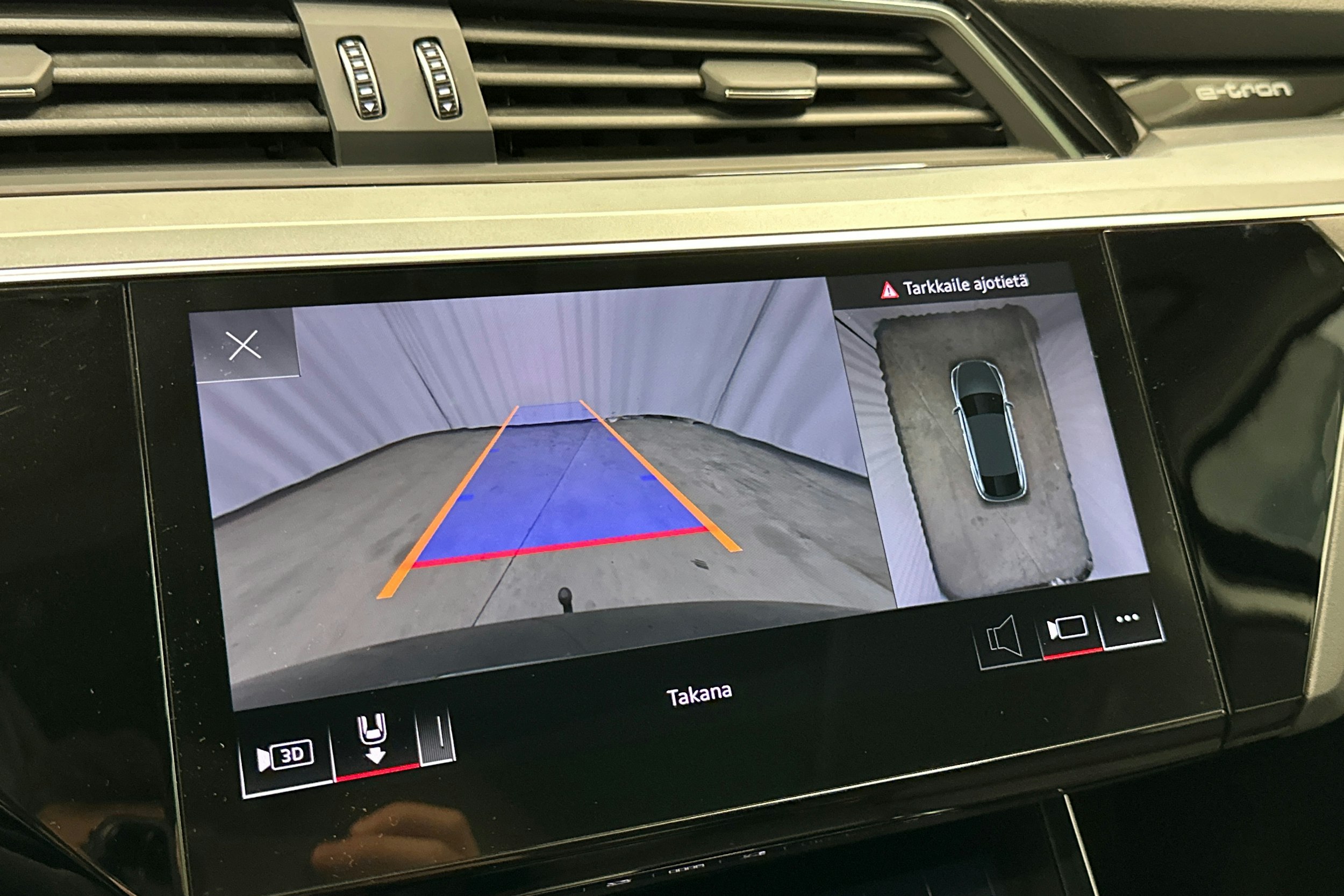 harmaa Audi e-tron 2022 kuva 25.