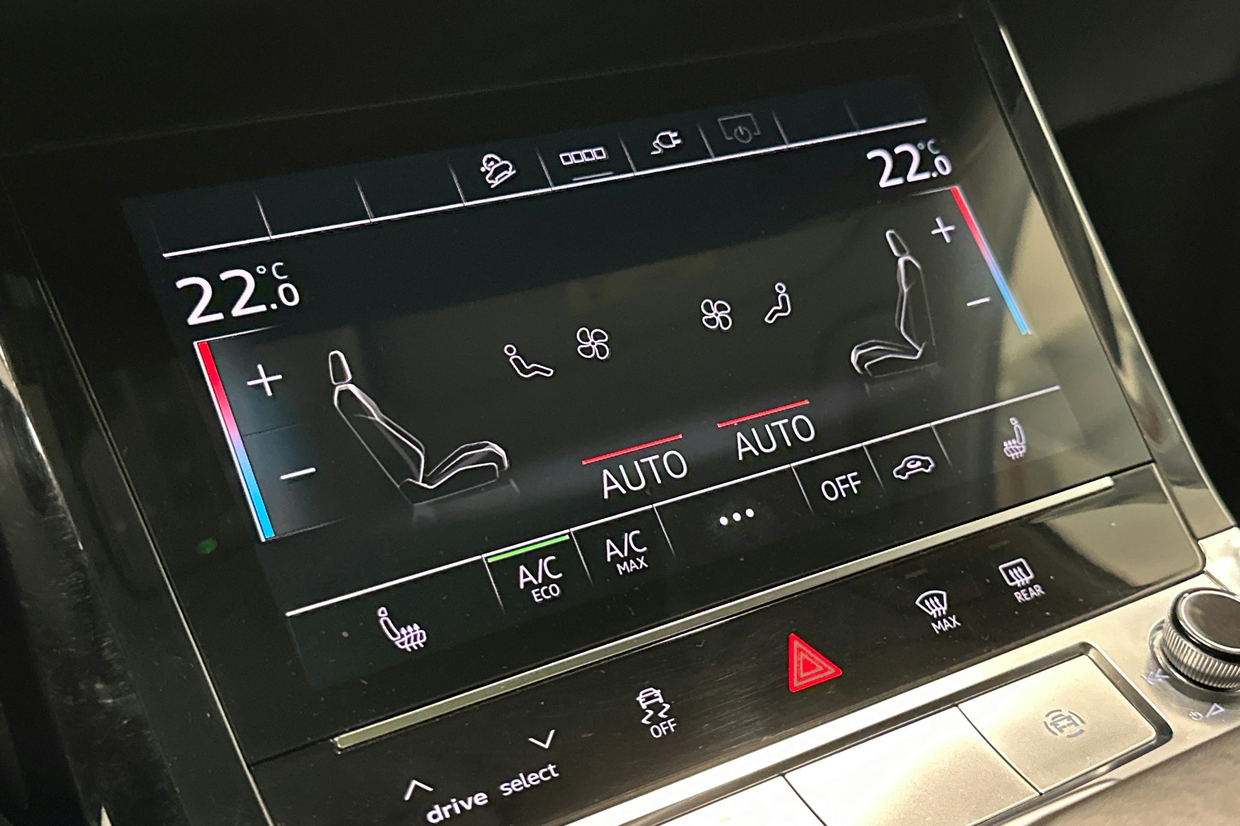 harmaa Audi e-tron 2022 kuva 26.