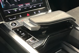 harmaa Audi e-tron 2022 kuva 27.