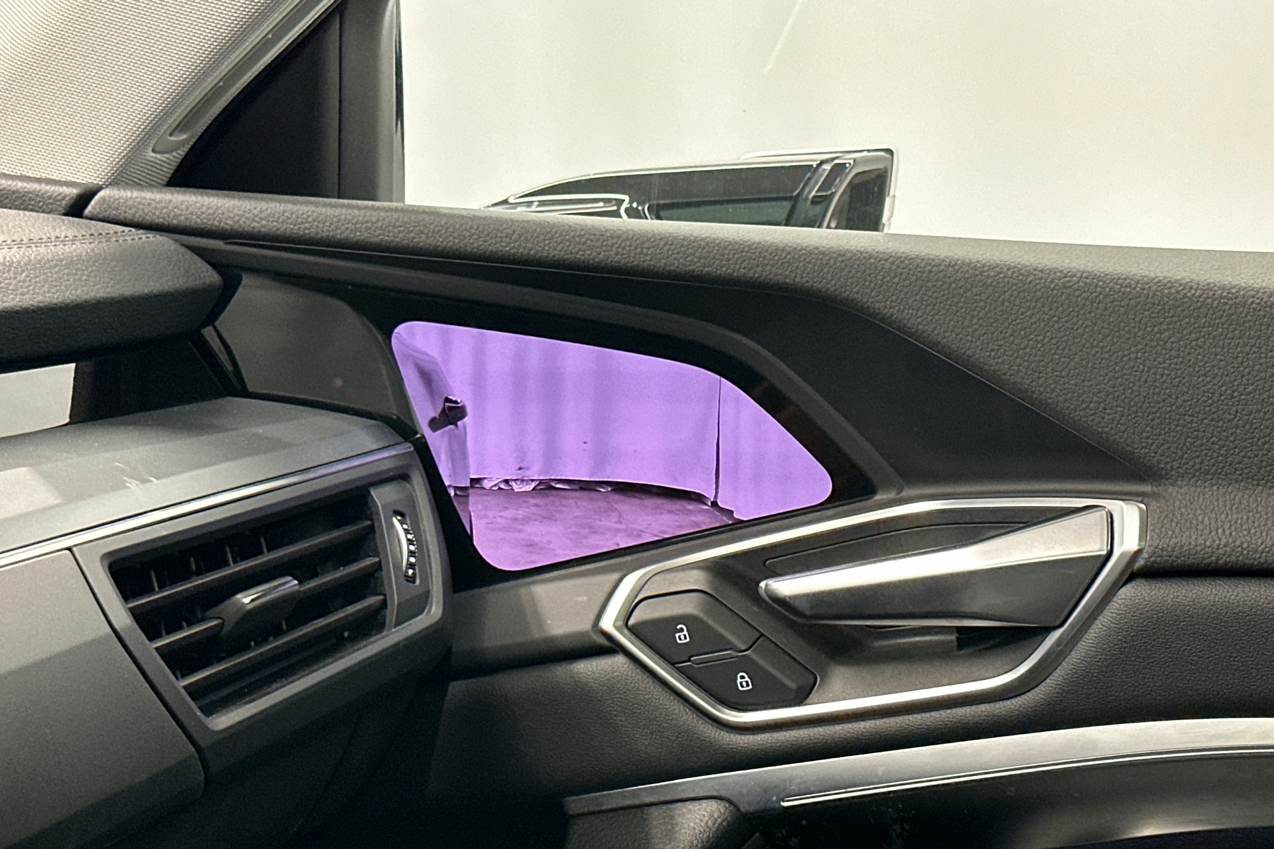 harmaa Audi e-tron 2022 kuva 29.