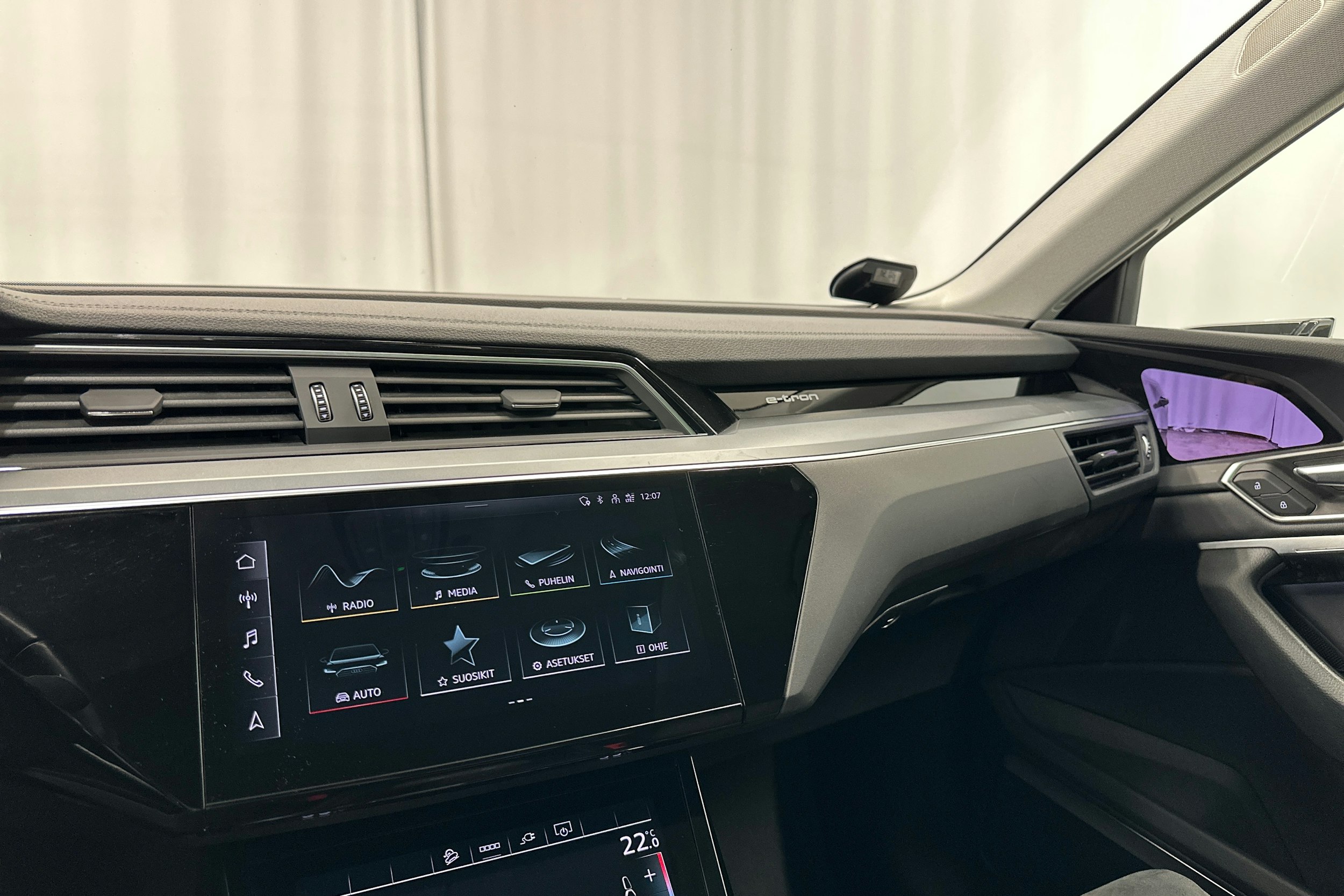 harmaa Audi e-tron 2022 kuva 30.