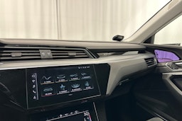 harmaa Audi e-tron 2022 kuva 30.