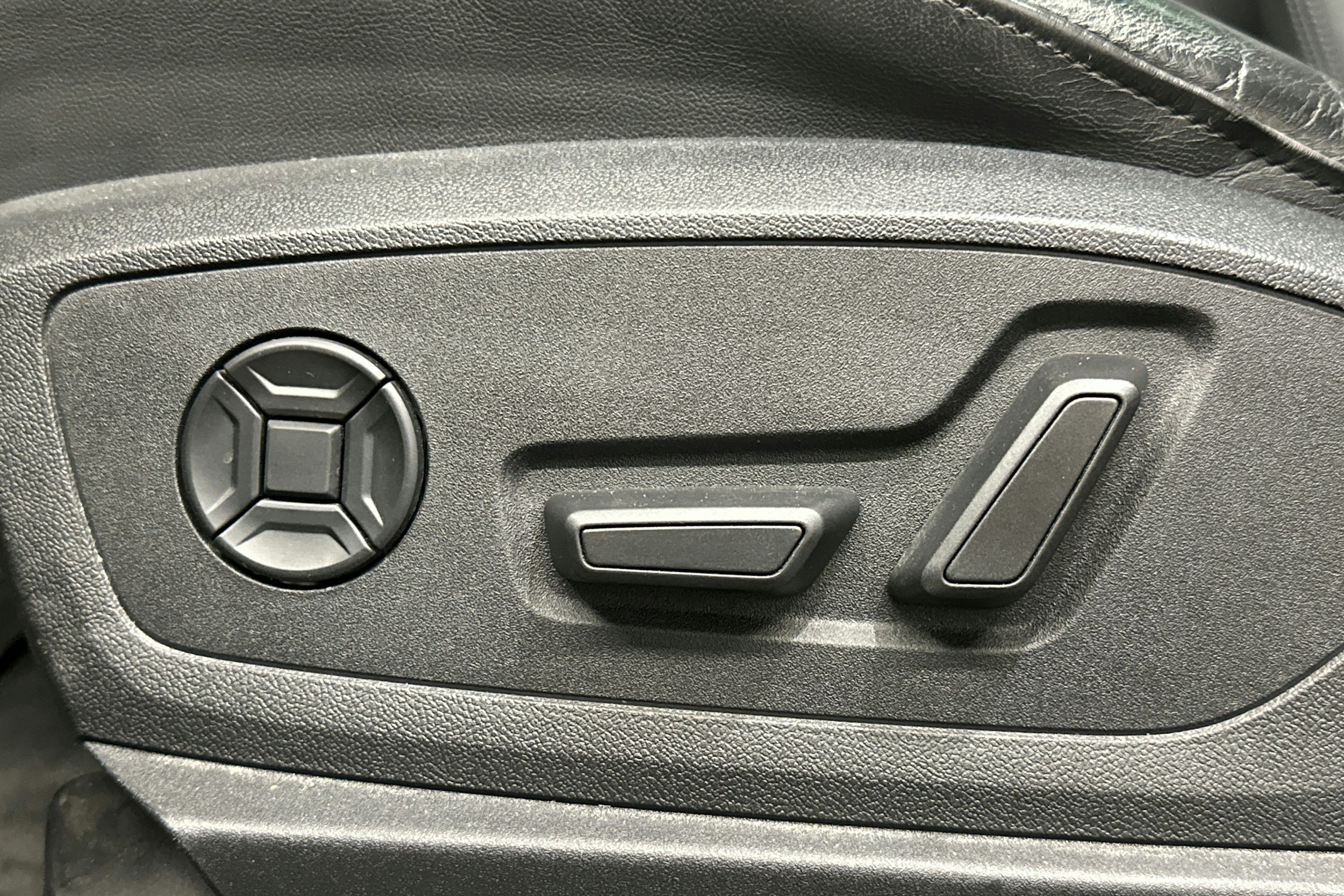 harmaa Audi e-tron 2022 kuva 32.