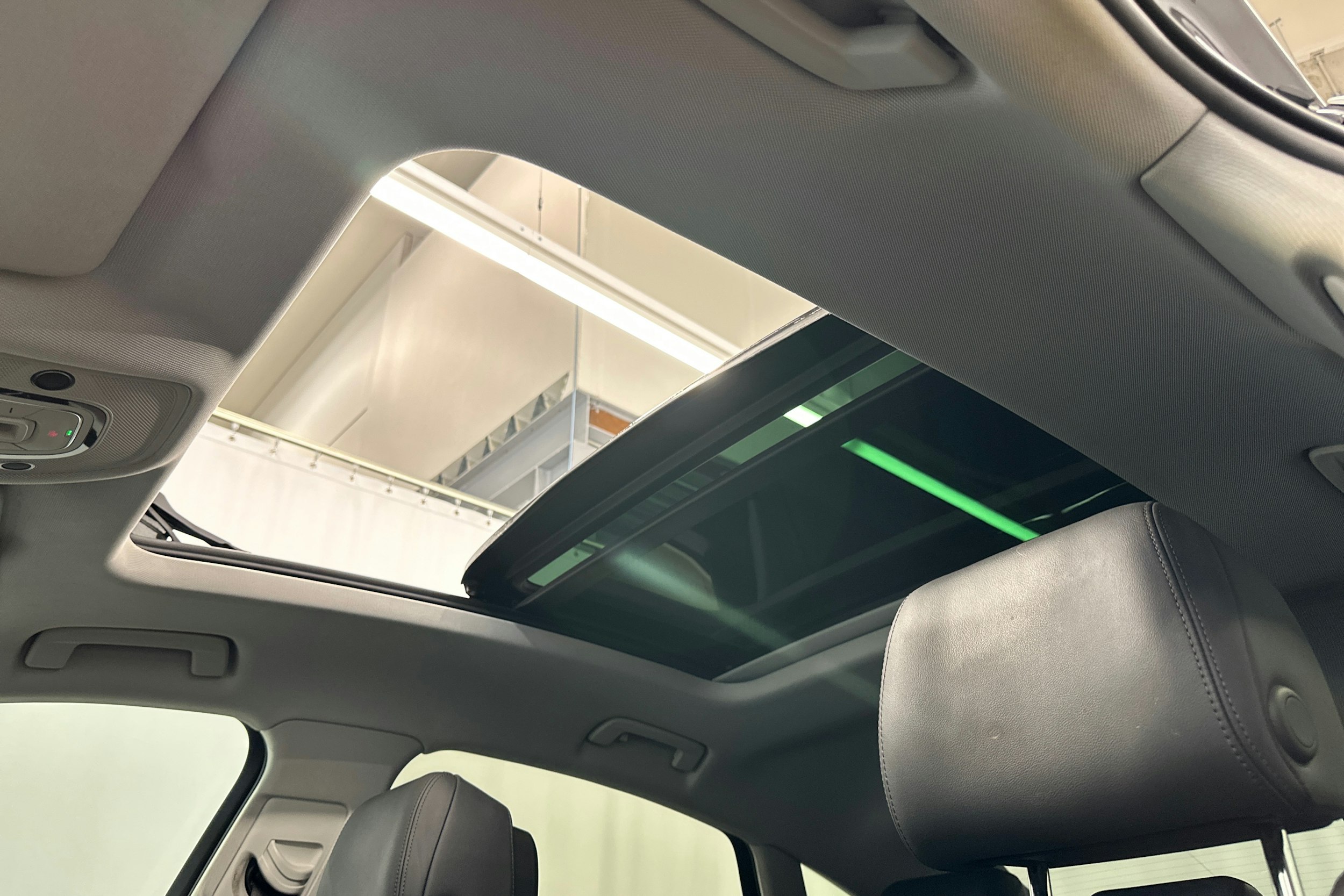 harmaa Audi e-tron 2022 kuva 34.