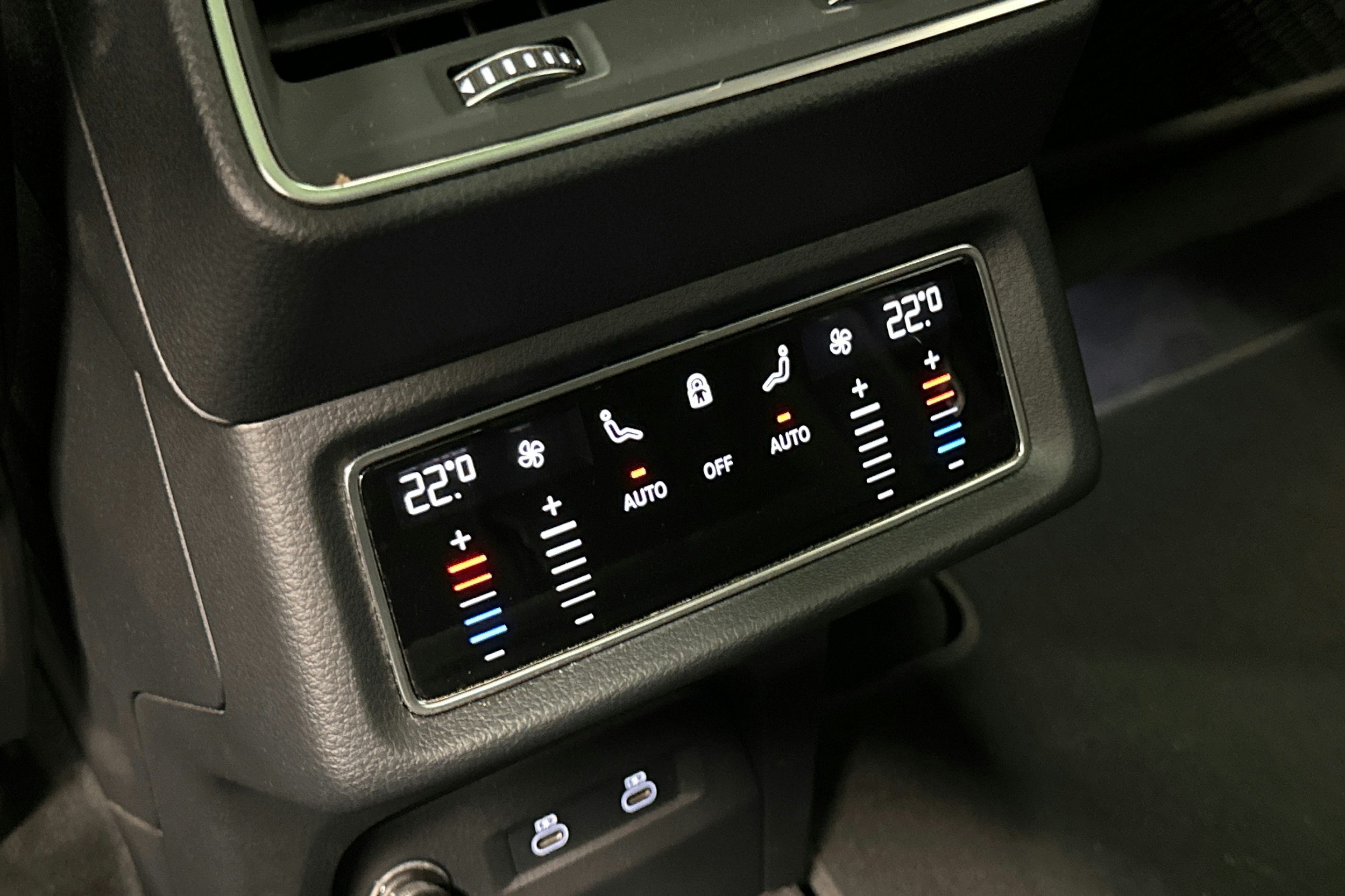 harmaa Audi e-tron 2022 kuva 35.