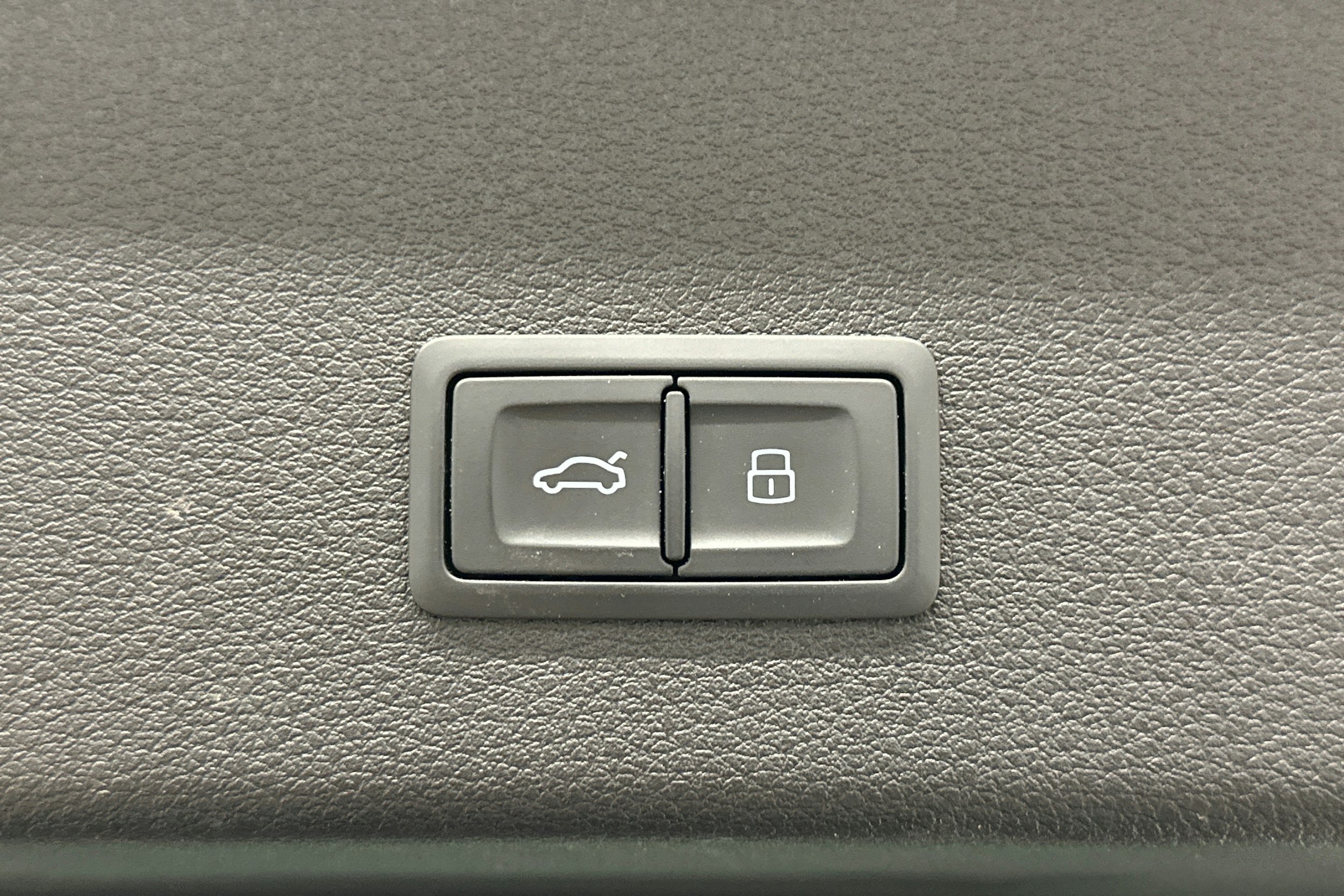 harmaa Audi e-tron 2022 kuva 36.