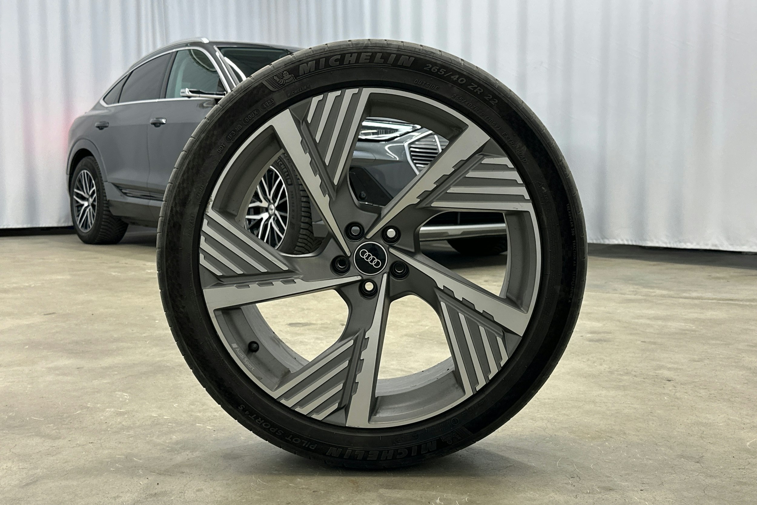 harmaa Audi e-tron 2022 kuva 39.