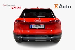 punainen Audi e-tron 2022 kuva 3.