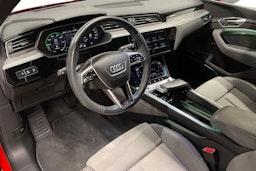 punainen Audi e-tron 2022 kuva 7.