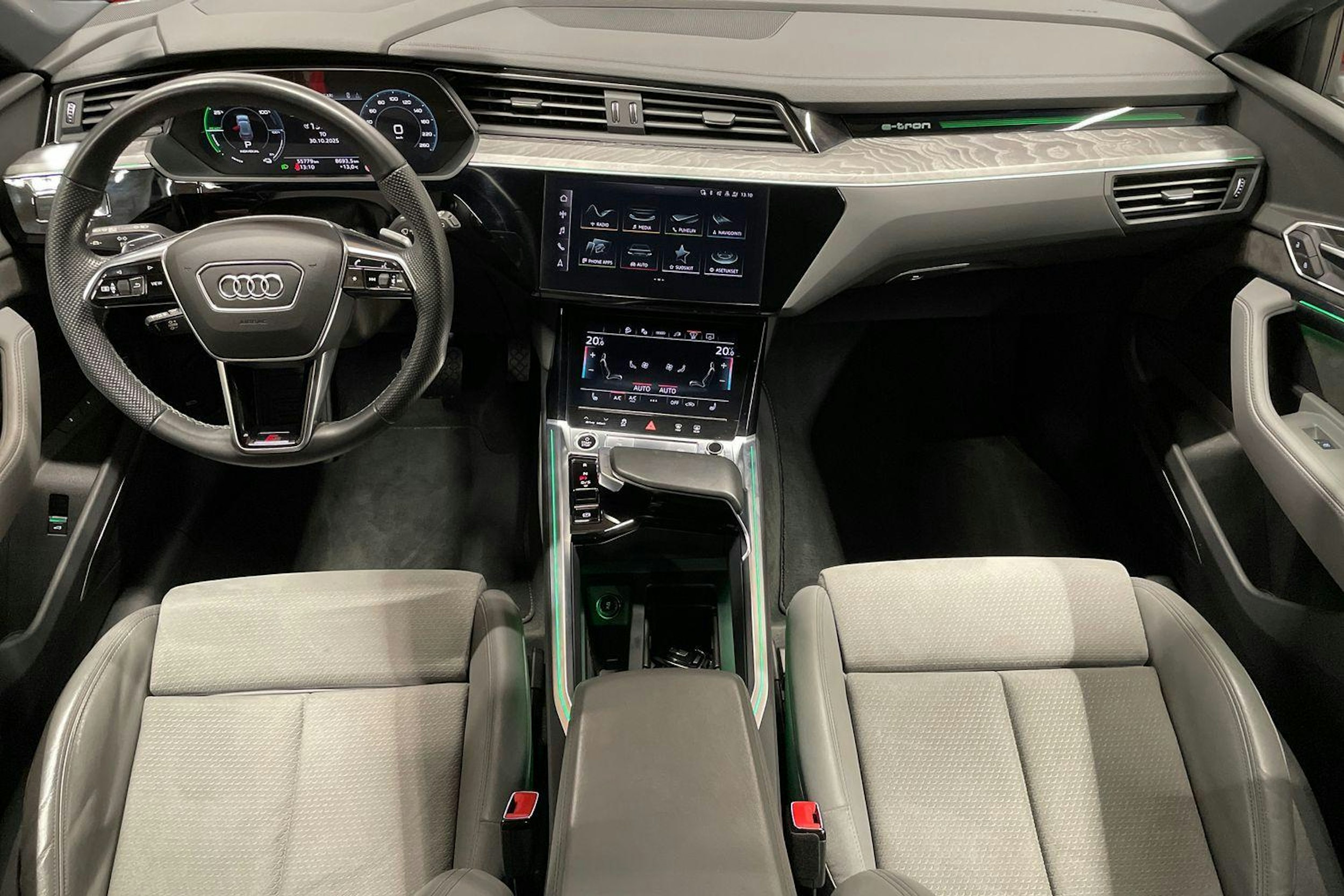 punainen Audi e-tron 2022 kuva 9.