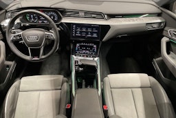 punainen Audi e-tron 2022 kuva 9.