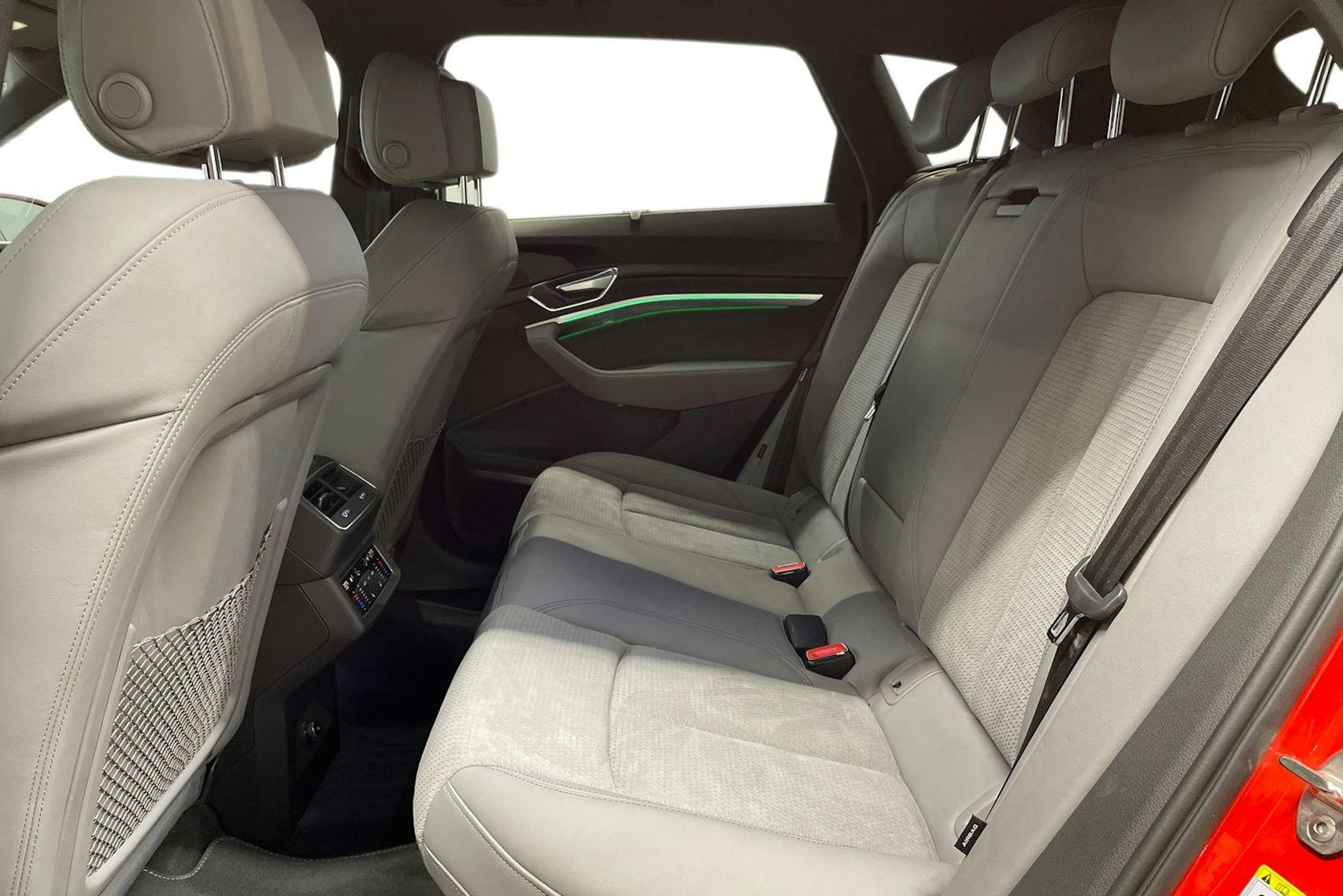 punainen Audi e-tron 2022 kuva 10.