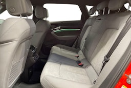 punainen Audi e-tron 2022 kuva 10.