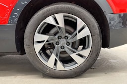 punainen Audi e-tron 2022 kuva 11.