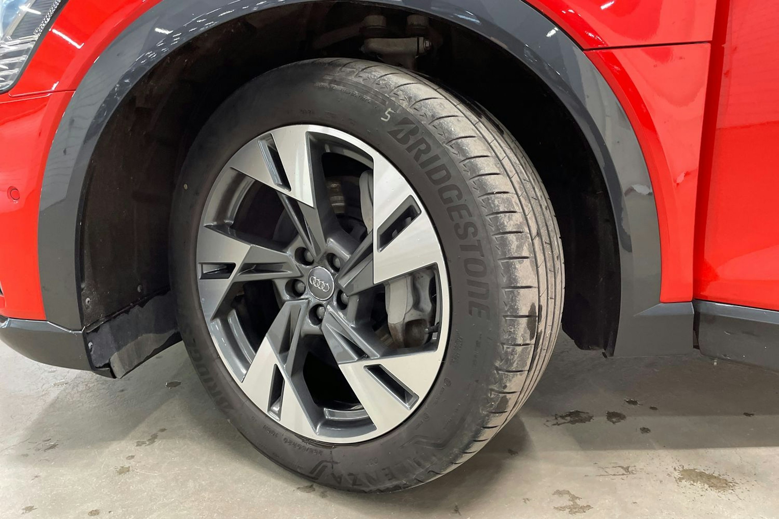 punainen Audi e-tron 2022 kuva 12.