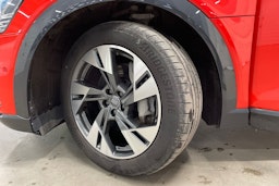 punainen Audi e-tron 2022 kuva 12.