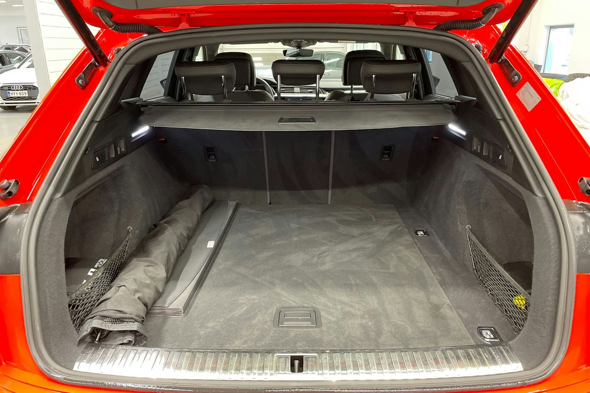 punainen Audi e-tron 2022 kuva 13.