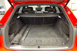 punainen Audi e-tron 2022 kuva 13.