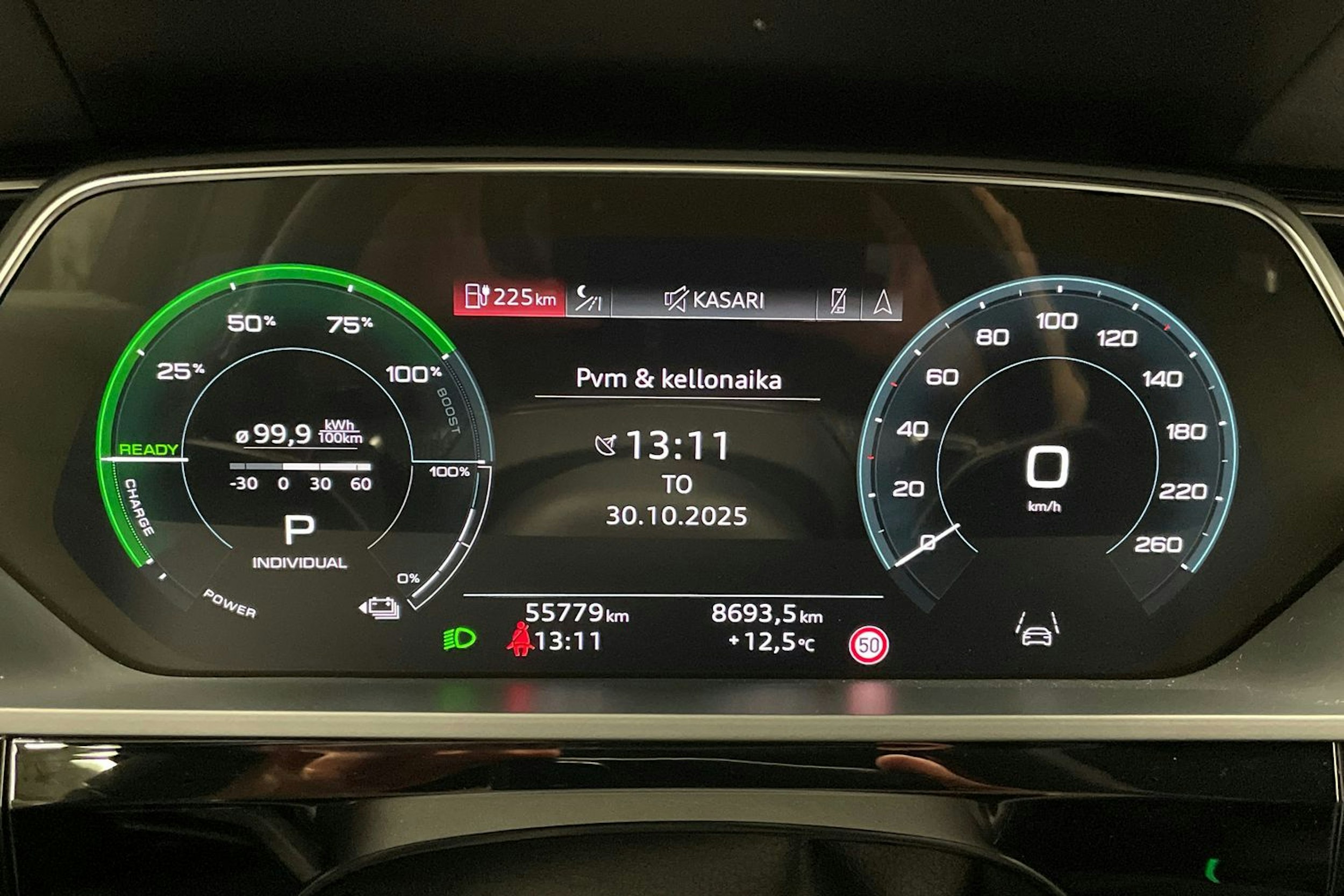 punainen Audi e-tron 2022 kuva 14.