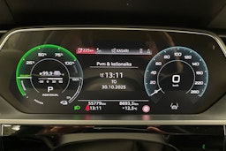 punainen Audi e-tron 2022 kuva 14.